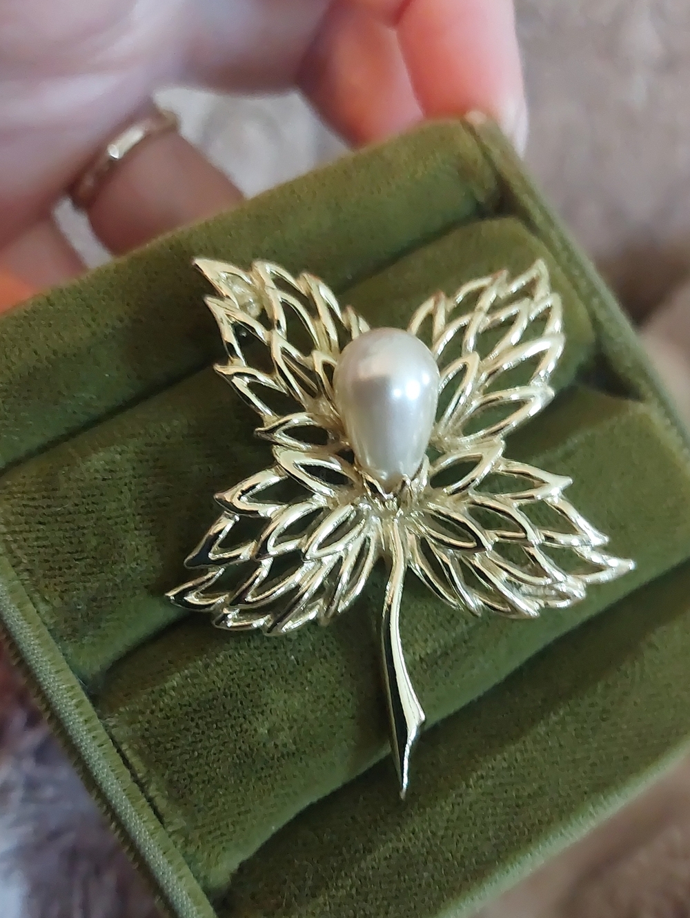 Vintage 1968 Signed Sarah Coventry "Inspiration" Leaf Brooch Faux Pearl